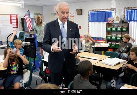 4 octobre 2011 - Land O'Lakes, FLORIDE - BRENDAN FITTERER | fois.PT   344785 FITT biden 1 (10/04/2011 Land O'Lakes) Le Vice-président Joe Biden parle aux élèves de cinquième année du Keene Kelly à Oakstead classe mardi après-midi....élémentaire Résumé : Le Vice-président Joe Biden visites Oakstead Elementary School à Land O'Lakes..BRENDAN FITTERER | fois. (Crédit Image : © St. Petersburg Times/ Banque D'Images