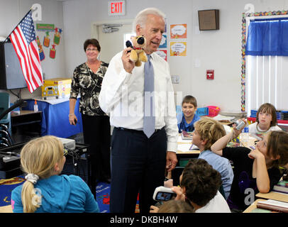 4 octobre 2011 - Land O'Lakes, FLORIDE - BRENDAN FITTERER | fois.PT   344785 FITT biden 3 (10/04/2011 Land O'Lakes) Le Vice-président Joe Biden présente des Oakstead les élèves de cinquième année dans la classe de Keene Kelly animaux en peluche à l'image de son chien, Champ, lors de sa visite à l'école mardi. Dans l'arrière-plan est Oakstead Kimpland...Tammy principal Résumé : Le Vice-président Joe Biden visite Banque D'Images