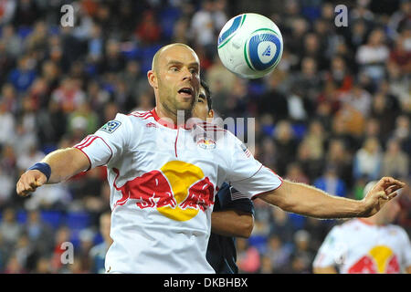 4 octobre 2011 - Harrison, New Jersey, États-Unis - New York Red Bulls Terrain Joel Lindpere (20) de la Major League Soccer l'action au stade Red Bull à Harrison dans le New Jersey New York Los Angeles défaites 2 à 0 (Crédit Image : © Brooks von Arx/Southcreek/ZUMAPRESS.com) Banque D'Images