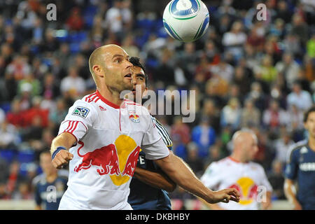 4 octobre 2011 - Harrison, New Jersey, États-Unis - New York Red Bulls Terrain Joel Lindpere (20) de la Major League Soccer l'action au stade Red Bull à Harrison dans le New Jersey New York Los Angeles défaites 2 à 0 (Crédit Image : © Brooks von Arx/Southcreek/ZUMAPRESS.com) Banque D'Images