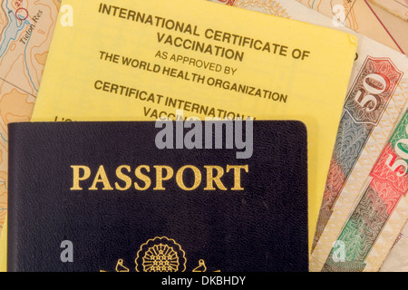 Un ensemble de documents de voyage dont Passeport Certificat international de vaccination et de service défini sur une carte Banque D'Images