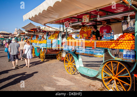 Service de blocage de jus d'orange fraîchement pressé, la place Jemaa el-fna, Marrakech, Maroc Banque D'Images