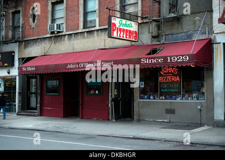 Vue extérieure de John's Pizza sur Bleeker Street, New York City. L'un des rares restaurants de Manhattan qui sont encore Banque D'Images