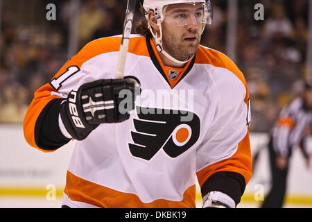 6 octobre 2011 - Boston, Massachusetts, États-Unis - Les Flyers de Philadelphie le défenseur Andrej Meszaros (41) Patins de glace pendant un jeu de puissance des flyers dans le match contre les Bruins de Boston. Battre les flyers 2 - Bruins 1. (Crédit Image : © Mark Fort/Southcreek/ZUMAPRESS.com) Banque D'Images