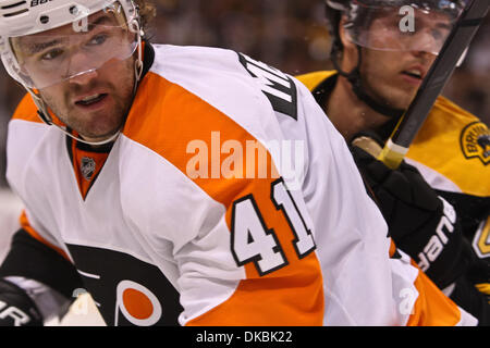 6 octobre 2011 - Boston, Massachusetts, États-Unis - Les Flyers de Philadelphie le défenseur Andrej Meszaros (41) se met en position pour défendre le filet pendant le match contre les Bruins de Boston au TD Garden de Boston, Massachusetts. Battre les flyers 2 - Bruins 1. (Crédit Image : © Mark Fort/Southcreek/ZUMAPRESS.com) Banque D'Images