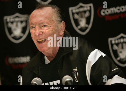 8 octobre 2011 - Dossier Photo - propriétaire Raiders AL DAVIS, dont la légende a commencé il y a 60 ans à titre d'entraîneur-adjoint avec les Chargers de San Diego et inclus un 1992 Hall of Fame Induction dans Canton, est décédé à 82. Sur la photo : le 1 août 2007 - Oakland, Californie aux États-Unis - Al Davis, propriétaire de l'équipe de Raiders, parle de la mort de Bill Walsh, l'équipe de neuf quarterback et autres coaching matt Banque D'Images