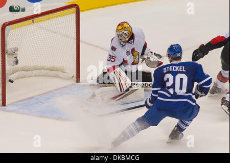 8 octobre 2011 - Toronto, Ontario, Canada - Toronto Maple Leafs de marquer leur 6ème but du match contre les Sénateurs d'Ottawa. Les Maple Leafs de Toronto a battu les Sénateurs d'Ottawa 6 - 5 au Centre Air Canada. (Crédit Image : © Keith Hamilton/Southcreek/ZUMAPRESS.com) Banque D'Images