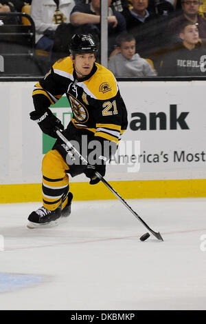 8 octobre 2011 - Boston, Massachusetts, États-Unis - Boston marque deux fois au cours de la deuxième période de jeu comme un score de Tampa Bay. Plomb Bruins 2-1. Le défenseur des Bruins, Andrew Ference (# 21) (Crédit Image : © Jim/ZUMAPRESS.com) Melito/Southcreek Banque D'Images