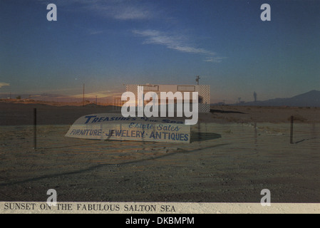 Superposition de photos de la mer de Salton's shores avec 60 cartes postales du même bord lorsqu'ils ont été animées holiday resorts Banque D'Images