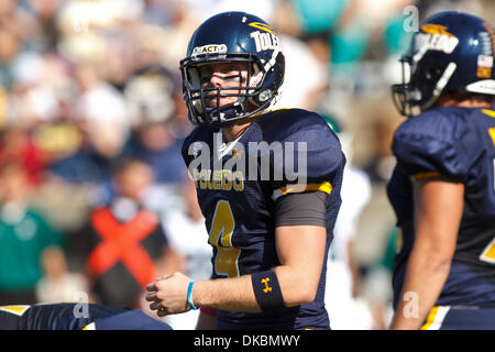 8 octobre 2011 - Toledo, Ohio, États-Unis - Toledo quarterback Austin Dantin (4) ressemble à l'écart pour un jeu offensif au cours de premier trimestre action de jeu. Le Toledo Rockets a vaincu les Eagles Eastern Michigan Mid-American Conference 54-16 dans un match de football de la Division Ouest à la Cuvette en verre à Toledo, Ohio. (Crédit Image : © Scott Southcreek/ZUMAPRESS.com)/Grau Banque D'Images