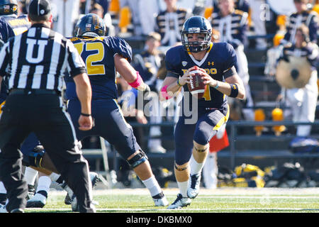 8 octobre 2011 - Toledo, Ohio, États-Unis - Toledo quarterback Austin Dantin (4) brouille dans la poche pendant le premier trimestre action de jeu. Le Toledo Rockets a vaincu les Eagles Eastern Michigan Mid-American Conference 54-16 dans un match de football de la Division Ouest à la Cuvette en verre à Toledo, Ohio. (Crédit Image : © Scott Southcreek/ZUMAPRESS.com)/Grau Banque D'Images