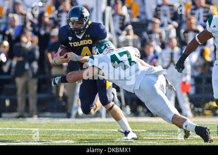 8 octobre 2011 - Toledo, Ohio, États-Unis - l'Eastern Michigan secondeur Justin Cudworth (47) tente de clôturer Toledo quarterback Austin Dantin (4) comme il se précipite de la poche au cours de premier trimestre action de jeu. Le Toledo Rockets a vaincu les Eagles Eastern Michigan Mid-American Conference 54-16 dans un match de football de la Division Ouest à la Cuvette en verre à Toledo, Ohio. (Crédit Image : © Scott Banque D'Images