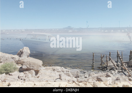 Superposition de photos de la mer de Salton's shores avec 60 cartes postales du même bord lorsqu'ils ont été animées holiday resorts Banque D'Images