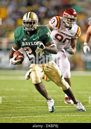 8 octobre 2011 - Waco, Texas, United States of America - Baylor Bears d'utiliser de nouveau Terrance Ganaway (24) en action pendant le match entre l'Iowa State Cyclones et le Baylor Bears au stade Floyd Casey à Waco, Texas. Défaites Baylor Iowa State 49 à 26. (Crédit Image : © Dan Wozniak/ZUMAPRESS.com)/Southcreek Banque D'Images