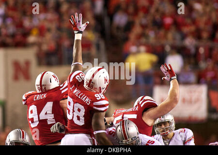 8 octobre 2011 - Lincoln, Nebraska, États-Unis - Nebraska Cornhuskers attaquer défensif Jared Crick (94), Josh Williams Cornhuskers défensive fin (98) et s'attaquer à Baker Steinkuhler défensive Cornhuskers (55) essayer de bloquer un point supplémentaire de tenter dans le deuxième trimestre de l'état de l'Ohio, entre jeu et Nebraska à Memorial Stadium, Lincoln, Nebraska. Le Nebraska est venue de 21 points la défaite O Banque D'Images