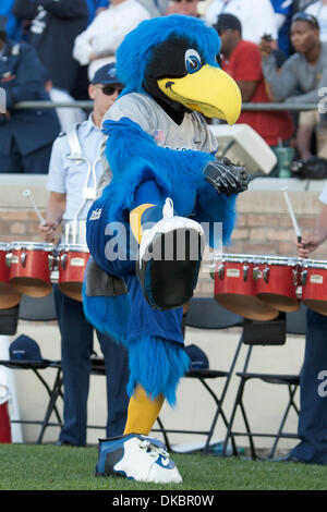 8 octobre 2011 - South Bend, Indiana, États-Unis - Air Force Falcon mascot effectue au cours de NCAA football match entre Notre Dame et de la Force aérienne. La Cathédrale Notre Dame Fighting Irish défait l'Air Force Falcons 59-33 en match au stade Notre-dame à South Bend, Indiana. (Crédit Image : © John Mersits/ZUMAPRESS.com)/Southcreek Banque D'Images
