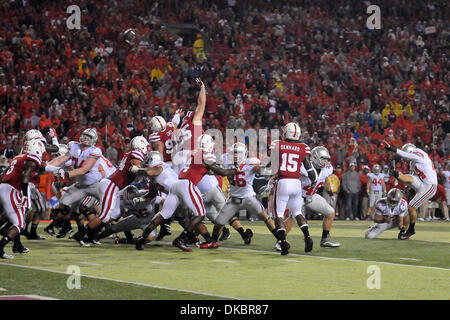 8 octobre 2011 - Lincoln, Nebraska, États-Unis - Ohio State a appelé l'éjecteur (24) de basilic un point supplémentaire sur les bras tendus du Nebraska attaquer Baker Steinkuhler (55) et le Nebraska attaquer défensif Jared Crick (94). Le Nebraska a battu Ohio State 34-27 dans un match joué au Memorial Stadium à Lincoln, Nebraska. (Crédit Image : © Steven Branscombe/ZUMApress.com)/Southcreek Banque D'Images