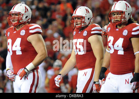 8 octobre 2011 - Lincoln, Nebraska, États-Unis - Nebraska attaquer défensif Jared Crick (94), Washington s'attaquer Baker Steinkuhler (55), et le Nebraska défensive fin Cameron Meredith (34) en file pendant premier semestre l'action. Le Nebraska a battu Ohio State 34-27 dans un match joué au Memorial Stadium à Lincoln, Nebraska. (Crédit Image : © Steven Branscombe/ZUMApress.com)/Southcreek Banque D'Images
