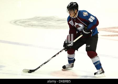 8 octobre 2011 - Denver, Colorado, États-Unis - Colorado Avalanche aile droite Peter Mueller (88) contrôle la rondelle contre les Red Wings de Détroit. Les Red Wings ont remporté 3-0. L'Avalanche du Colorado a joué les Red Wings de Detroit dans leur match d'ouverture au Pepsi Center de Denver, CO (Image Crédit : © Isaiah Downing/ZUMApress.com)/Southcreek Banque D'Images