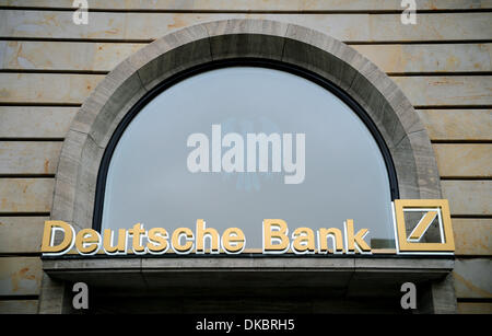 Une succursale de la Deutsche Bank est photographié à Francfort/Main, Allemagne, 04 décembre 2013. La Deutsche Bank et d'autres instituts financiers sont condamnées à payer 1,7 milliards d'euros d'amende pour manipulation des taux d'intérêt de référence comme le Libor et l'Euribor. Photo : DANIEL REINHARDT/dpa Banque D'Images