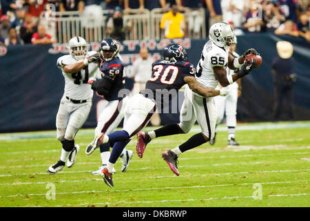 9 octobre 2011 - Houston, Texas, États-Unis - Oakland Raiders Darrius Heyward-Bey wide receiver (85) faire un crochet à l'avant f évoluait Houston Texans Jason Allen (30). Oakland Raiders défait le 25-20 Houston Texans au Reliant Stadium à Houston, TX. (Crédit Image : © Juan DeLeon/Southcreek/ZUMAPRESS.com) Banque D'Images