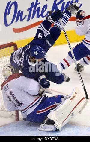 6 octobre 2011 - Toronto, Ontario, Canada - Toronto Maple Leaf Avant Colby Armstrong (9) s'écrase dans le gardien des Canadiens de Montréal Carey Price dans la LIGUE NATIONALE DE L'action à l'Air Canada Centre, à Toronto, Ontario. Toronto Montréal défait 2-0. (Crédit Image : © Jay Gula/ZUMAPRESS.com)/Southcreek Banque D'Images