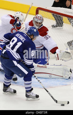 6 octobre 2011 - Toronto, Ontario, Canada - Toronto l'avant Phil Kessel (81) mal géré la rondelle et n'a pas réussi à obtenir un tir au gardien de but des Canadiens de Montréal Carey Price (31) dans l'action de la LNH entre les Canadiens de Montréal et les Maple Leafs de Toronto au Centre Air Canada à Toronto, Ontario. Toronto Montréal défait 2-0 dans leur ouverture à domicile. (Crédit Image : © Jay Gula/ZUMAPR/Southcreek Banque D'Images