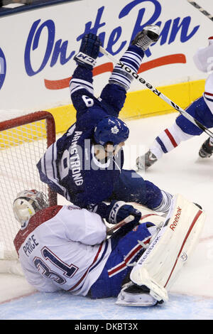 6 octobre 2011 - Toronto, Ontario, Canada - Toronto l'avant Colby Armstrong (9) entre en collision avec le gardien de Montréal Carey Price (31) dans l'action de la LNH entre les Canadiens de Montréal et les Maple Leafs de Toronto au Centre Air Canada à Toronto, Ontario. Toronto Montréal défait 2-0 dans leur ouverture à domicile. (Crédit Image : © Jay Gula/ZUMAPRESS.com)/Southcreek Banque D'Images
