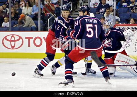 7 octobre 2011 - Columbus, Ohio, États-Unis - Columbus Blue Jackets le défenseur Radek Martinek (2) et Blue Jackets de Columbus le défenseur Fedor Tyutin (51) regardez comme la rondelle dévie loin des Blue Jackets de Columbus gardien Steve Mason (1) dans la deuxième période du jeu entre les Predators de Nashville et les Blue Jackets de Columbus au Nationwide Arena, Columbus, Ohio. Défait 3-2 Columbus Nashville. Banque D'Images
