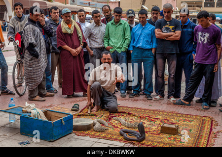 Place Assarag Charmeur de serpent, Place, Taroudant, Maroc Banque D'Images