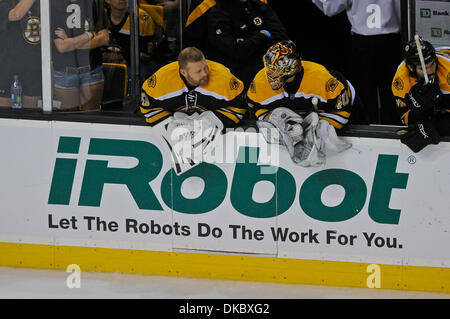 10 octobre 2011 - Boston, Massachusetts, États-Unis - gardien des Bruins de Boston, Tim Thomas (30 l) et le gardien des Bruins de Boston Tuukka Rask (40, r) parler sur le banc dans les dernières secondes alors que les bruins avaient un 6ème homme sur la glace. L'Avalanche du Colorado vaincre les Bruins de Boston 1 - 0 au TD Garden. (Crédit Image : © Geoff Southcreek/ZUMAPRESS.com)/Bolte Banque D'Images