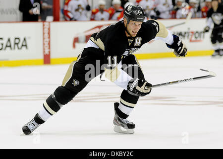11 octobre 2011 - Pittsburgh, Pennsylvanie, États-Unis - Pittsburgh Penguins Jordan Staal centre (11) sur la glace au cours de la deuxième période que les Penguins de Pittsburgh prendre sur les Panthers de la Floride au CONSOL Energy Center à Pittsburgh, PA...les pingouins à l'encontre de l'Panthers 4-2. (Crédit Image : © Dean/ZUMAPRESS.com) Beattie/Southcreek Banque D'Images