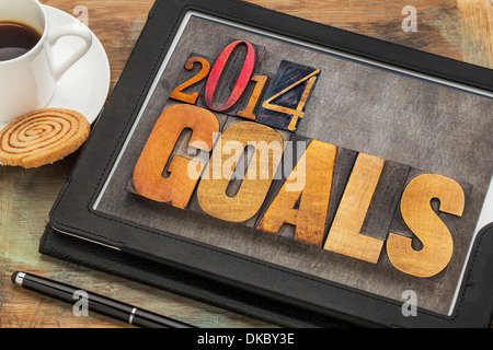 Objectifs 2014 - résolution du Nouvel An - concept du texte dans la typographie vintage bois type sur un écran de tablette numérique Banque D'Images