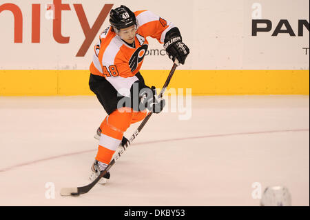 12 octobre 2011 - Philadelphie, Pennsylvanie, États-Unis - Flyers de Philadelphie Danny Briere centre (48) avec la rondelle lors d'action de jeu. Dans un jeu qui se joue à la Wachovia Center de Philadelphie, Pennsylvanie,.les Flyers de Philadelphie mener les Canucks de Vancouver par un score de 3-1 à la demie. (Crédit Image : © Mike Southcreek/ZUMAPRESS.com)/human life by Sylvester Graham Banque D'Images