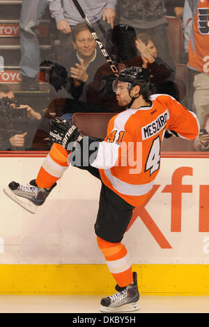 12 octobre 2011 - Philadelphie, Pennsylvanie, États-Unis - Les Flyers de Philadelphie le défenseur Andrej Meszaros (41) célèbre son troisième but. .Dans un jeu joué à la Wachovia Center de Philadelphie, Pennsylvanie,.les Flyers de Philadelphie a battu les Canucks de Vancouver par la marque de 5-4 (Image Crédit : © Mike Southcreek/ZUMAPRESS.com)/human life by Sylvester Graham Banque D'Images
