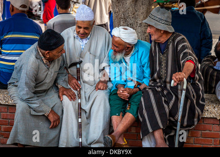 Un groupe d'hommes âgés assis bavardant, Place place Assarag, Taroudant, Maroc Banque D'Images