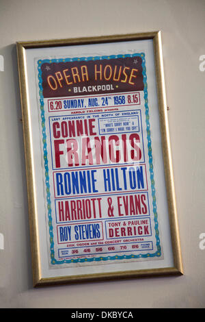 Années 1950 une sélection de stars pop d'artistes d'opéra à Blackpool, Lancashire, Royaume-Uni 4 décembre 2013. Affiches encadrées vintage des stars pop d'antan exposées dans le théâtre des jardins d'hiver de Blackpool Opéra à l'occasion de la journée d'ouverture de l'IST. De rares affiches victoriennes et vintage faisant la publicité de certaines des stars internationales et des institutions de Blackpool qui y ont joué au fil des ans, y compris Connie Franics, Ronnie Hilton, Harriot & Evans, Roy Stevens, et Tony et Pauline Derrick. Banque D'Images