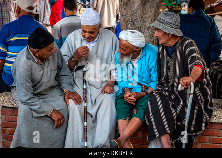 Un groupe d'hommes âgés assis bavardant, Place place Assarag, Taroudant, Maroc Banque D'Images