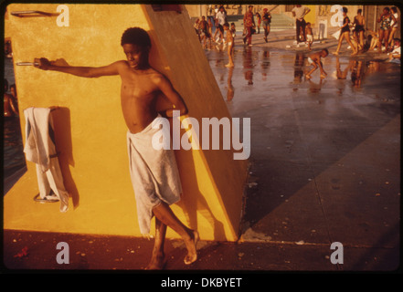 Garçon CONTRE UNE PLATE-FORME JAUNE À L'KOSCIUSKO PISCINE DANS LE QUARTIER DE BEDFORD STUYVESANT à Brooklyn à New... 555926 Banque D'Images