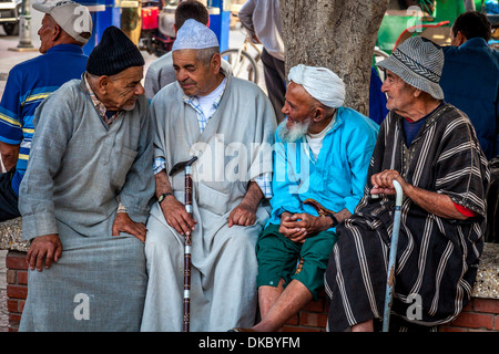 Un groupe d'hommes âgés assis bavardant, Place place Assarag, Taroudant, Maroc Banque D'Images