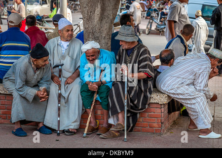 Un groupe d'hommes âgés assis bavardant, Place place Assarag, Taroudant, Maroc Banque D'Images