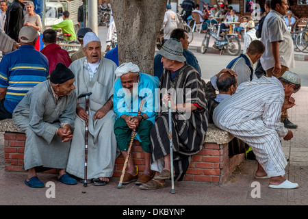 Un groupe d'hommes âgés assis bavardant, Place place Assarag, Taroudant, Maroc Banque D'Images