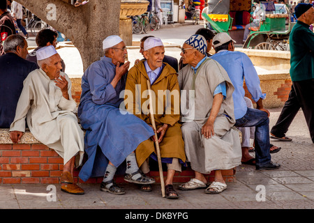 Un groupe d'hommes âgés assis bavardant, Place place Assarag, Taroudant, Maroc Banque D'Images