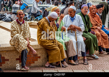 Un groupe de gens assis à discuter, Place place Assarag, Taroudant, Maroc Banque D'Images