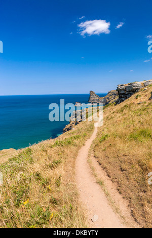 Vue sur Bossiney Haven sur la côte nord des Cornouailles, Angleterre, Royaume-Uni, Europe. Banque D'Images