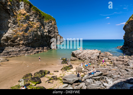 Vue sur Bossiney Haven sur la côte nord des Cornouailles, Angleterre, Royaume-Uni, Europe. Banque D'Images