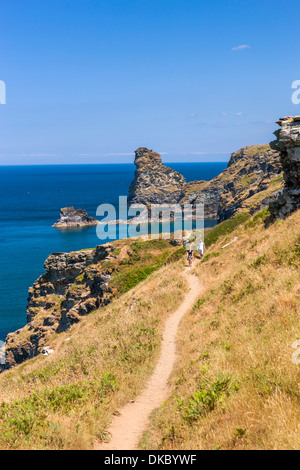 Vue sur Bossiney Haven sur la côte nord des Cornouailles, Angleterre, Royaume-Uni, Europe. Banque D'Images