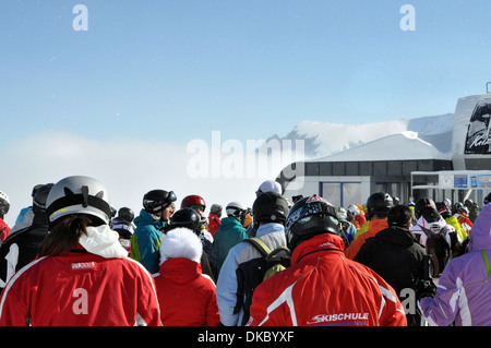 Foules d'attendre dans la file d'télésiège Zell am See, Autriche Banque D'Images