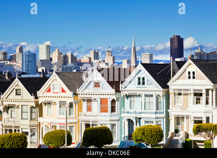 San Francisco belles dames célèbres maisons victoriennes vieux bien entretenu sur Alamo Square San Francisco California USA Banque D'Images