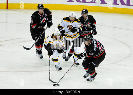 12 octobre 2011 - Raleigh, Caroline du Nord, États-Unis - Boston Bruins center Chris Kelly (23) et de l'aile gauche des Hurricanes de la Caroline Alexei Ponikarovsky (23) lutte pour la rondelle.ouragans défait les Bruins 3-2 au RBC Center de Raleigh en Caroline du Nord. (Crédit Image : © Anthony Barham/ZUMAPRESS.com)/Southcreek Banque D'Images